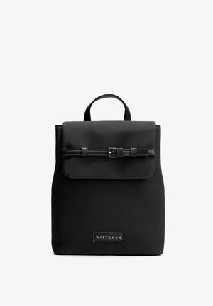 Zwarte rechthoekige rugzak met bovenhandvat, klep die wordt beveiligd door een dunne gespsluiting, en het "WITTCHEN"-logo onderaan het midden aan de voorkant.