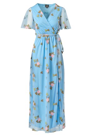 Robe portefeuille bleu clair avec manches courtes transparentes, broderies florales roses et feuilles vertes, et ceinture nouée assortie à la taille.