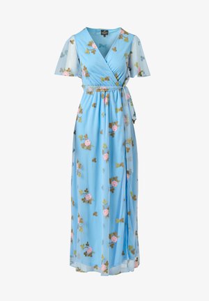 Robe portefeuille bleu clair avec manches courtes transparentes, broderies florales roses et feuilles vertes, et ceinture nouée assortie à la taille.