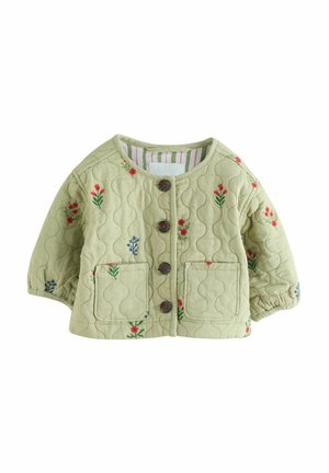 Lysegrøn quiltet jakke til småbørn med rødt og blåt blomsterbroderi, rund halsudskæring, knapper foran, to forlommer og elastiske ærmekanter.
