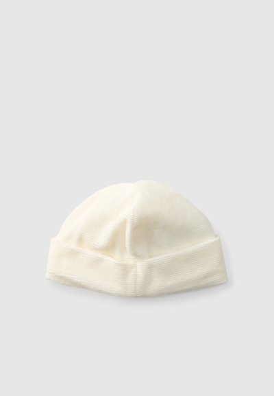 Hvid ribstrikket beanie med en foldet cuff, der har en blød tekstur og et enkelt, sømløst design. Velegnet til afslappet brug.