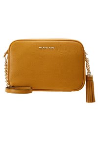 Læder crossbody taske i sennepsgul med en tekstureret overflade, gul hardware og frynse-accent, med et logo på forsiden.