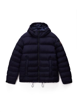 Donkerblauwe pufferjas met capuchon, rits aan de voorkant, twee zijzakken, verstelbare koordjes aan zoom en capuchon, lange mouwen met patch op linkerarm.