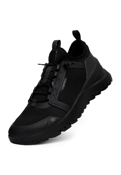 Crne atletske cipele s mrežastim i sintetičkim materijalima, s okruglim prstima, teksturiranim akcentima i sigurnim sustavom vezivanja. Lagani dizajn.