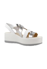 Sandal bianco e argento metallico con design a cinghie sovrapposte, soletta imbottita e suola piattaforma bianca testurizzata con accenti grigi.