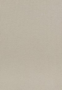 Tessuto beige chiaro con una fine trama a righe verticali, caratterizzato da una superficie liscia e una leggera lucentezza. Adatto per imbottiture o abbigliamento.