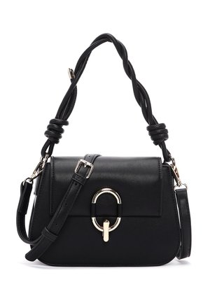 Czarna skórzana torebka z wykręcaną górną rączką, regulowanym paskiem na ramię oraz złotym owalnym zapięciem na klapie przedniej.