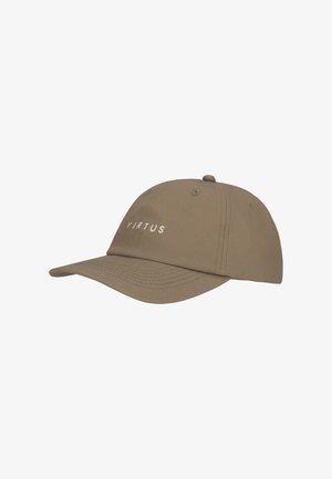 Man draag een olijfgroene baseballpet met tekst "VIRTUS" en een zwarte hoodie met dezelfde tekst "VIRTUS", kijkt naar links op een witte achtergrond.