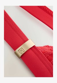 Niet geselecteerd, red broderie