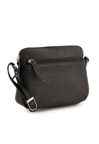 Schwarze Leder-Crossbody-Tasche mit strukturiertem Oberflächenmaterial, ausgestattet mit einem Reißverschlussfach und einem verstellbaren Riemen. Kompakte rechteckige Form.