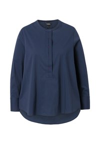 Blouse bleu marine à manches longues avec encolure ronde et patte de boutonnage cachée ornée de petites coutures rouges, ourlet arrondi et manches avec poignets.