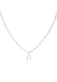 Zilveren ketting met grote, langwerpige schakels en een gepolijst hangertje in de vorm van de letter 'R'. Gladde textuur en minimalistisch ontwerp.