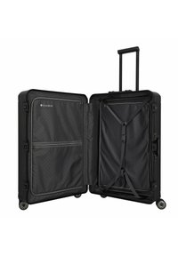 Schwarzer Hartschalenkoffer mit einem teleskopischen Griff, vier Rädern und Reißverschlussfächern. Das Innere verfügt über Gurte und Organisationsfächer.