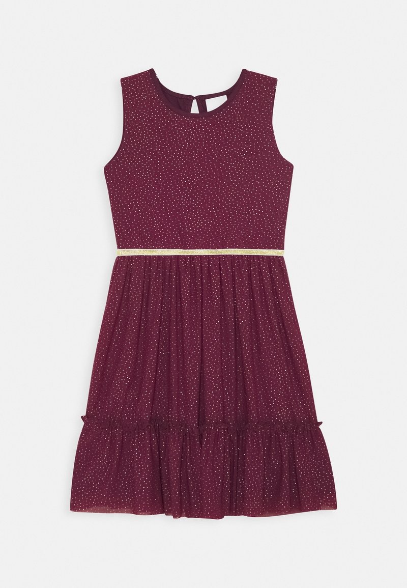 Robe sans manches bordeaux avec de petits pois blancs, jupe froncée avec bordure à volants et une fine ceinture dorée à la taille.