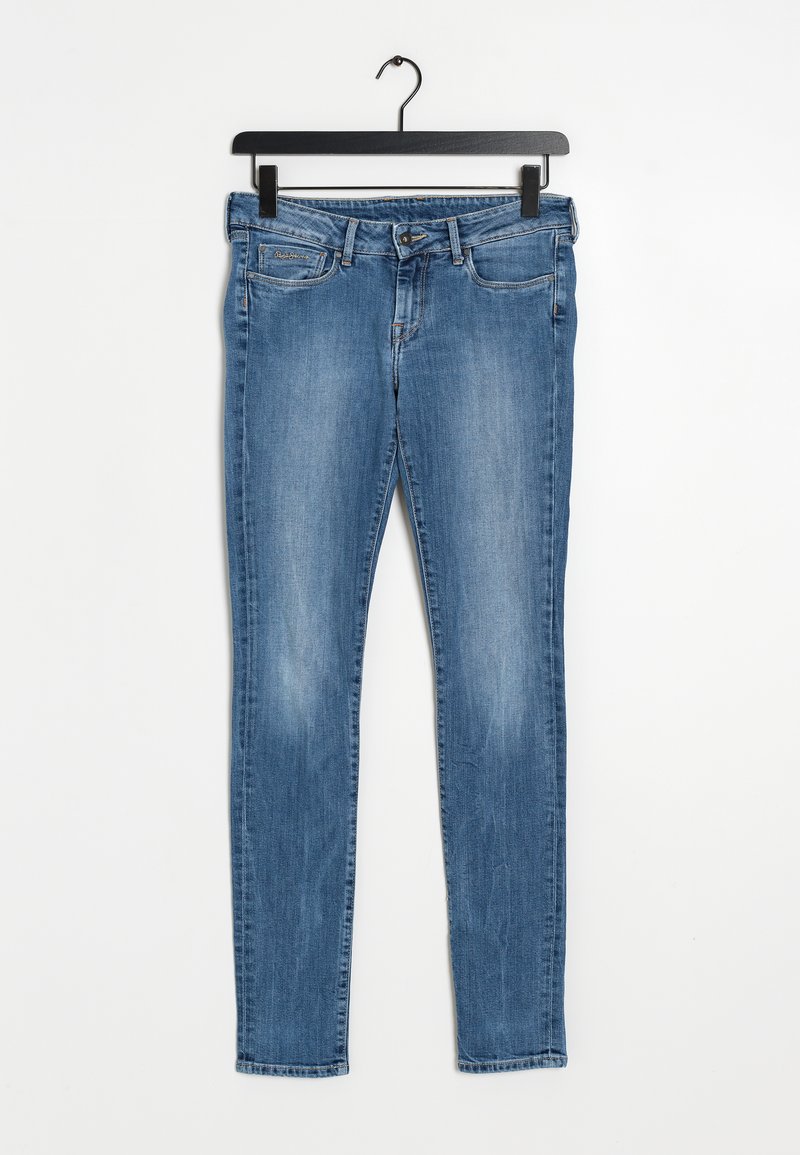 Blå denimjeans på en svart galge, med en slim fit-design, lätt förvitring, fem fickor och dragkedja.
