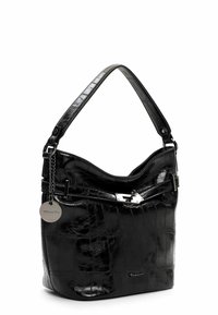 Bolso de cuero negro con relieve de cocodrilo, con una parte superior curva, correa ajustable, herrajes en tono plateado y un charm de metal, que presenta un acabado liso y brillante.