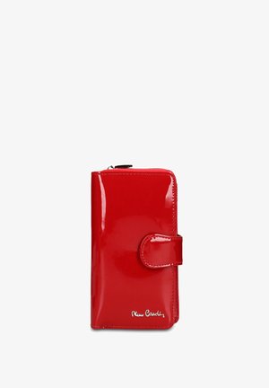 Rode, glanzende portemonnee met een gladde textuur, overslaande klep en drukknopsluiting. Heeft een zichtbaar logo in cursief aan de onderkant voor.