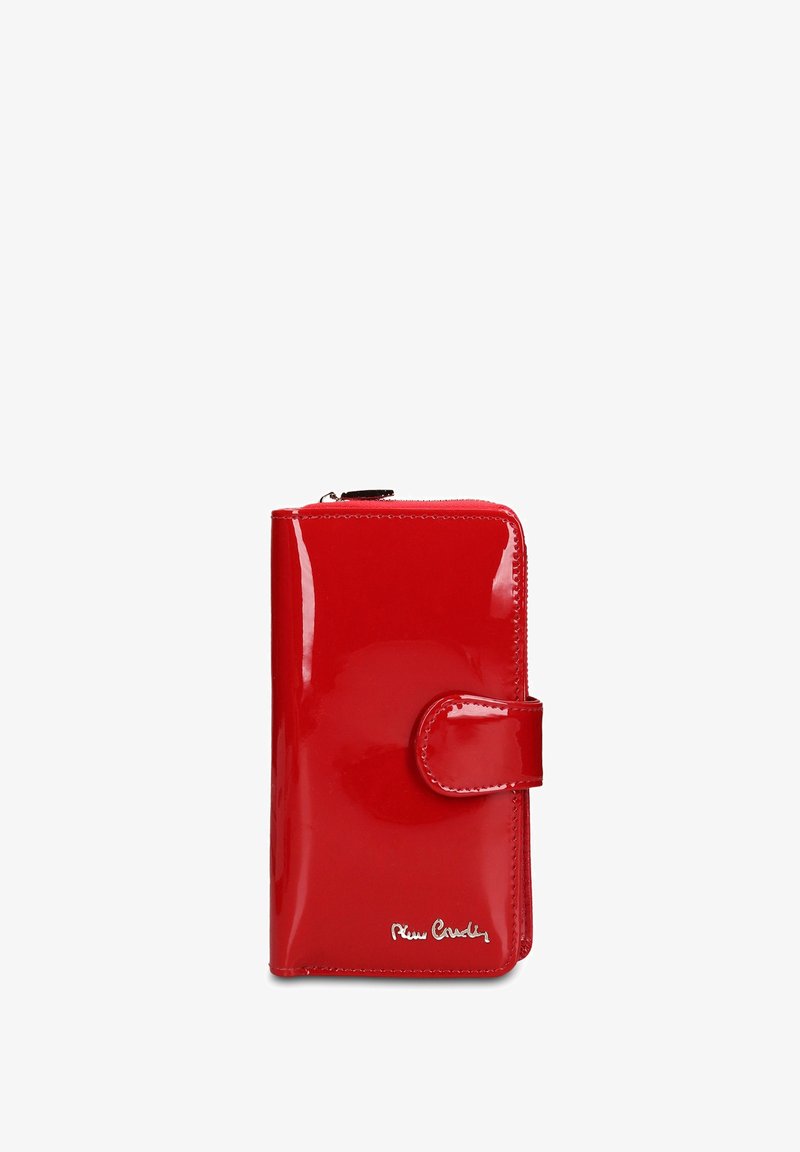 Rode, glanzende portemonnee met een gladde textuur, overslaande klep en drukknopsluiting. Heeft een zichtbaar logo in cursief aan de onderkant voor.