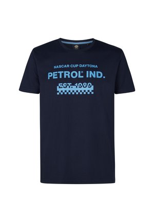 Navyblauwe T-shirt met lichtblauwe tekst "NASCAR CUP DAYTONA PETROL IND. EST. 1989" en een geblokt racenvlagontwerp.