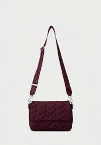 Stoffveske i burgunder med quiltet mønster og klaff, med en logo-detalj, justerbar stropp med logotekst, og sølvfarget beslag.