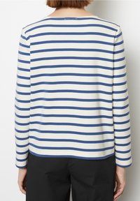Langärmliges Shirt mit weißem Grund und dunkelblauen horizontalen Streifen, aus dehnbarem Stoff gefertigt, mit Rundhalsausschnitt und lässigem Schnitt.