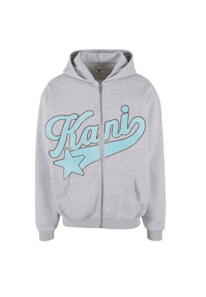 Siva zip-up majica napravljena od mekanog materijala. Sadrži plavi izvezeni natpis "Kani" i dizajn zvijezde. Uključuje prednje džepove i kapuljaču.