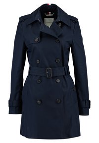 Námořnický trench coat vyrobený z hladkého, voděodolného materiálu. Dvojřadový design s páskem v pase, ramenními vycpávkami a velkými knoflíky.