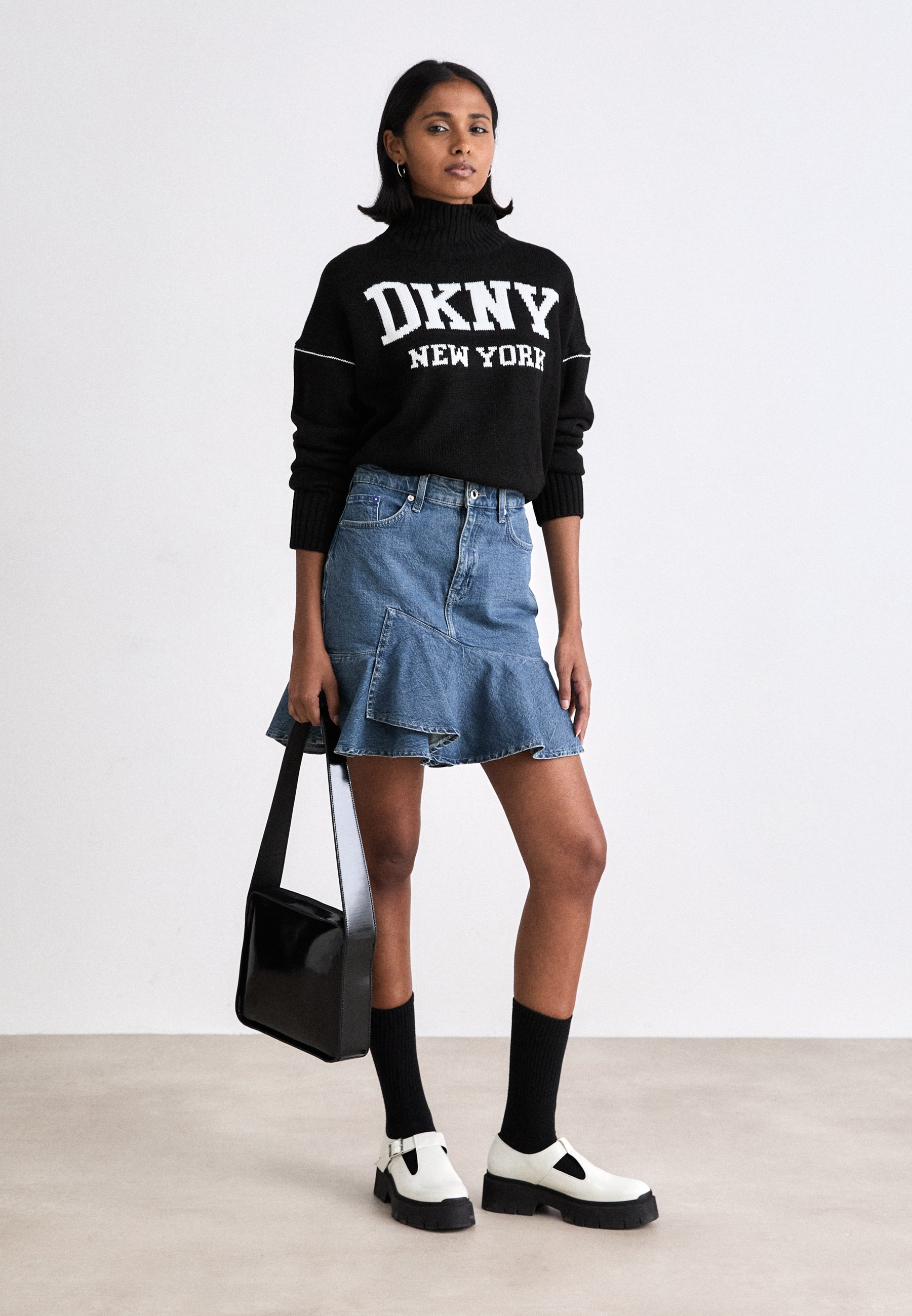 DKNY INTARSIA LOGO TURTLENECK HIGH LOW BOXY SWEATER - Jumper