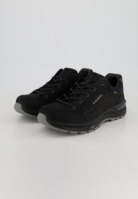 Czarne buty trekkingowe z zamszową i syntetyczną cholewą, szarym gumowym spodem, zaokrąglonym noskiem oraz czarnymi sznurowadłami. Posiadają wyściełany kołnierz.