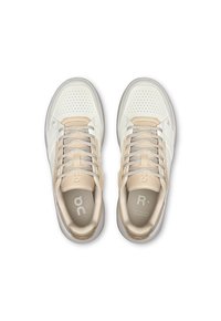 On THE ROGER CLUBHOUSE - Baskets basses - white   pearl