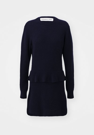 Mornarsko modra pletena obleka s dolgimi rokavi, rebrasta tekstura, peplum detajl v pasu in okroglo izrezano ovratnik.