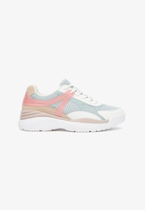 Hellblaue und weiße Mesh-Sneaker mit pinken und beigen Akzenten, ausgestattet mit einem strukturierten Obermaterial, einer stabilen weißen Sohle und einem Schnürdesign.
