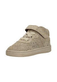 Beige geperforeerde sneakers met een high-top ontwerp, voorzien van een klittenbandsluiting en platte veters, rustend op een gestructureerde lichte zool.