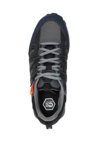 Heren zwarte en grijze sport sneaker gezien van bovenaf, met zicht op de veters, mesh bovenwerk en hexagonaal logo binnenin het hielgebied.