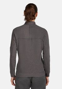 Pullover grigio a maniche lunghe con colletto alto, materiale a maglia testurizzato, cuciture a contrasto e vestibilità rilassata. La vista posteriore mostra dettagli sottili.