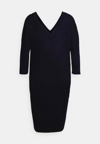 Robe en maille bleu marine foncé avec un col en V et des manches trois-quarts, présentant une texture lisse et une silhouette ajustée.