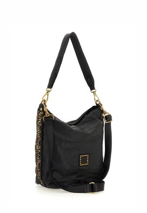 Borsa a spalla in pelle nera con finitura texture, caratterizzata da accessori dorati, perline decorative lungo il lato e una tracolla regolabile.