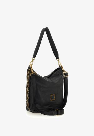 Borsa a spalla in pelle nera con finitura texture, caratterizzata da accessori dorati, perline decorative lungo il lato e una tracolla regolabile.