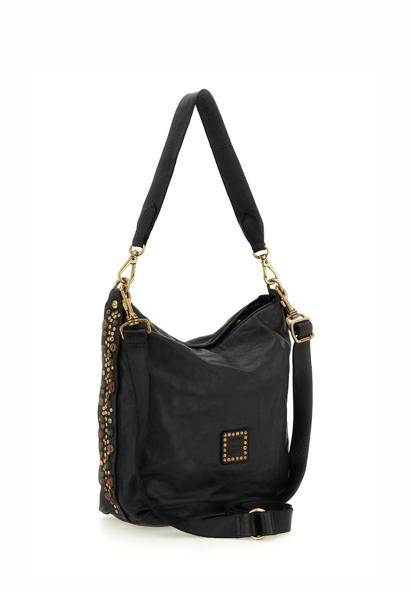 Borsa a spalla in pelle nera con finitura texture, caratterizzata da accessori dorati, perline decorative lungo il lato e una tracolla regolabile.