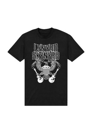 Schwarzes T-Shirt mit weißem Lynyrd Skynyrd Schriftzug, ein Adler hält ein Schild, Banner mit der Aufschrift „Sweet Home Alabama“ und zwei E-Gitarren.