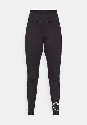 Leggings noirs avec une taille haute, une texture lisse et un accent logo blanc sur le bas de la jambe gauche.