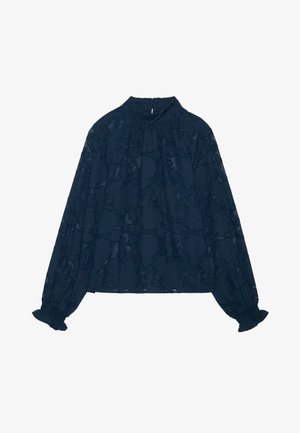 Blouse à motif floral bleu marine avec un col haut, des manches longues et des poignets froncés, fabriquée à partir d'un tissu texturé et semi-transparent.