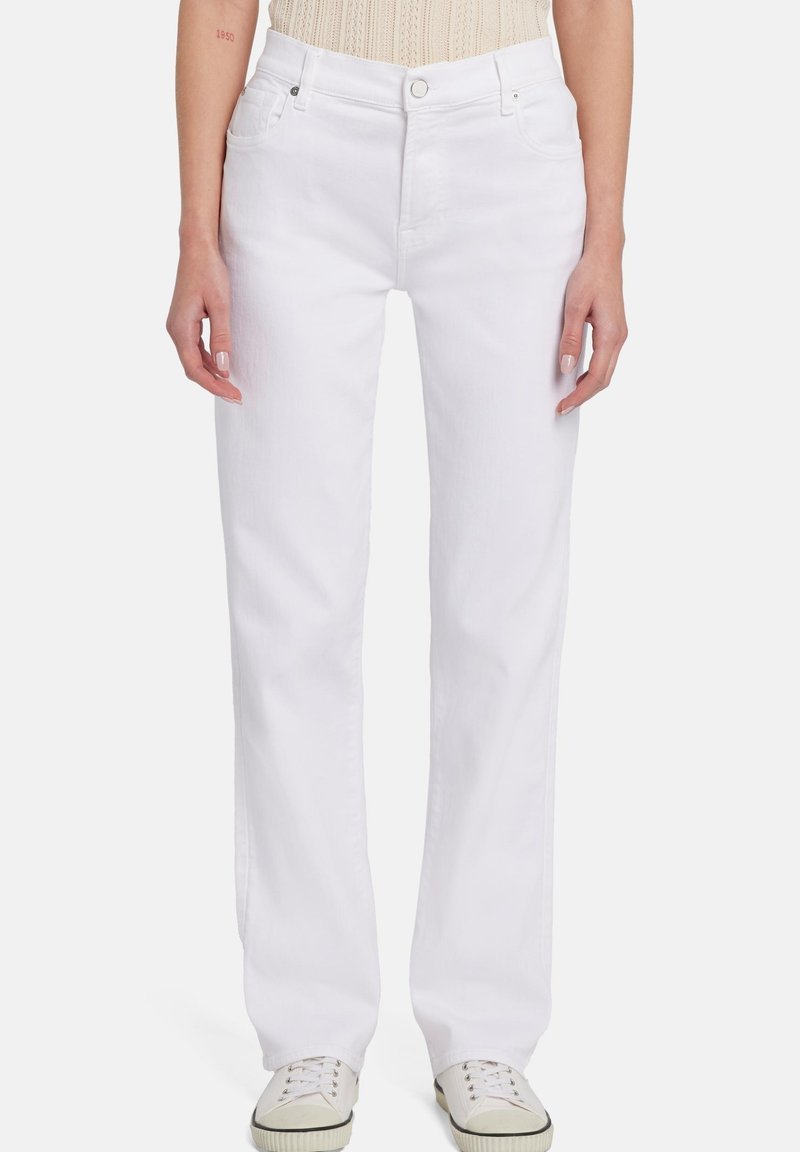 Pantaloni in denim bianco con design a gamba dritta, dotati di tasche anteriori e chiusura a bottone, abbinati a sneakers di colore chiaro.