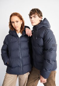 Rains ALTA PUFFER JACKET UNISEX - Zimná bunda - navy