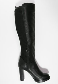 Stivale nero da donna al ginocchio con cerniera laterale, pannello frontale in pelle, pannello posteriore in suede e tacco alto impilato, su sfondo bianco.