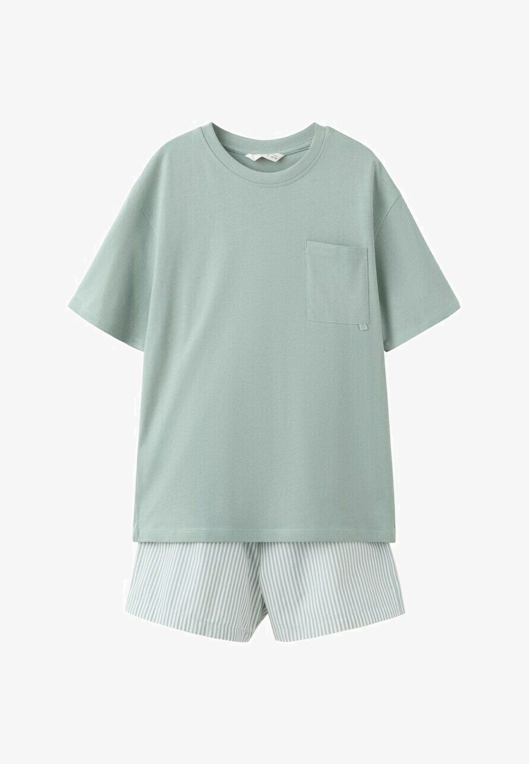 T-shirt vert clair à manches courtes avec poche poitrine, associé à un short à rayures verticales bleu clair et blanches.