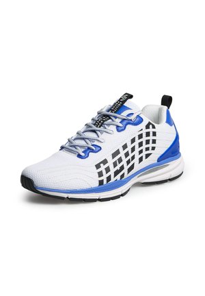 Weiß-blauer Sportschuh mit schwarzem Musterdesign, grauen Schnürsenkeln und schwarzem Zuglasche an der Ferse, schräg gestellt, um die Außenseite und Sohle zu zeigen.