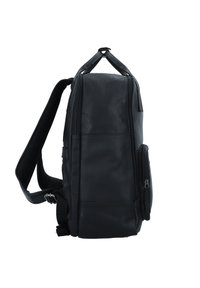 Mochila negra de cuero con una textura suave, compartimentos con cremallera, una correa de hombro acolchada y un asa superior para llevar. Diseño vertical.