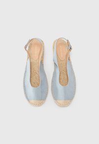 Espadrillas slingback in tessuto blu con suola in juta, caratterizzate da punta aperta e dettagli cuciti lungo i bordi.
