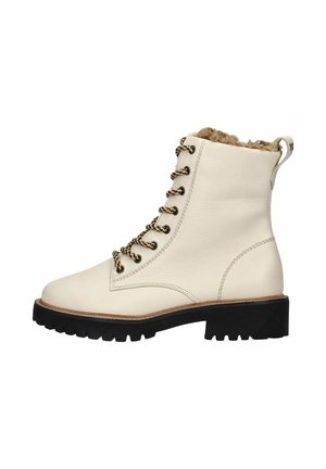 Botas de cuero color crema con cordones, con un cuello de piel sintética, suela de goma negra y acentos metálicos en los cordones.